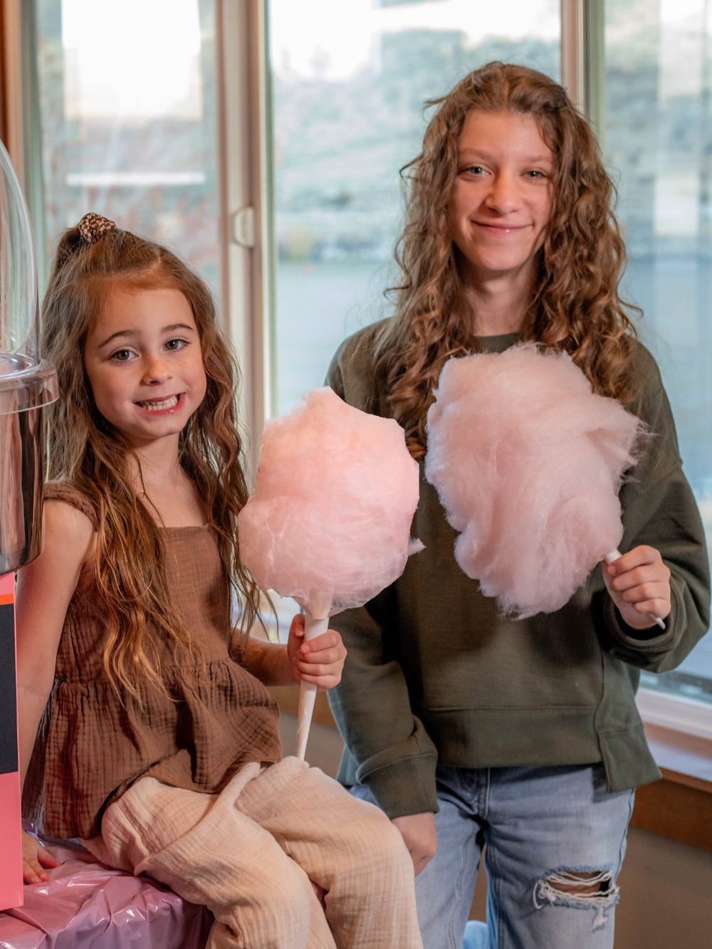 Children with natural dye-free cotton candy