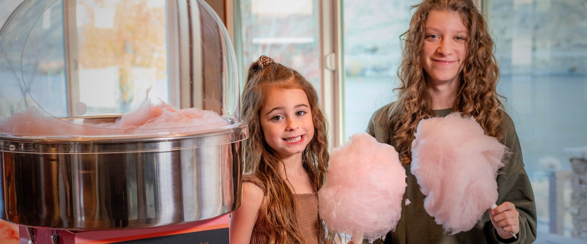 Children with natural dye-free cotton candy